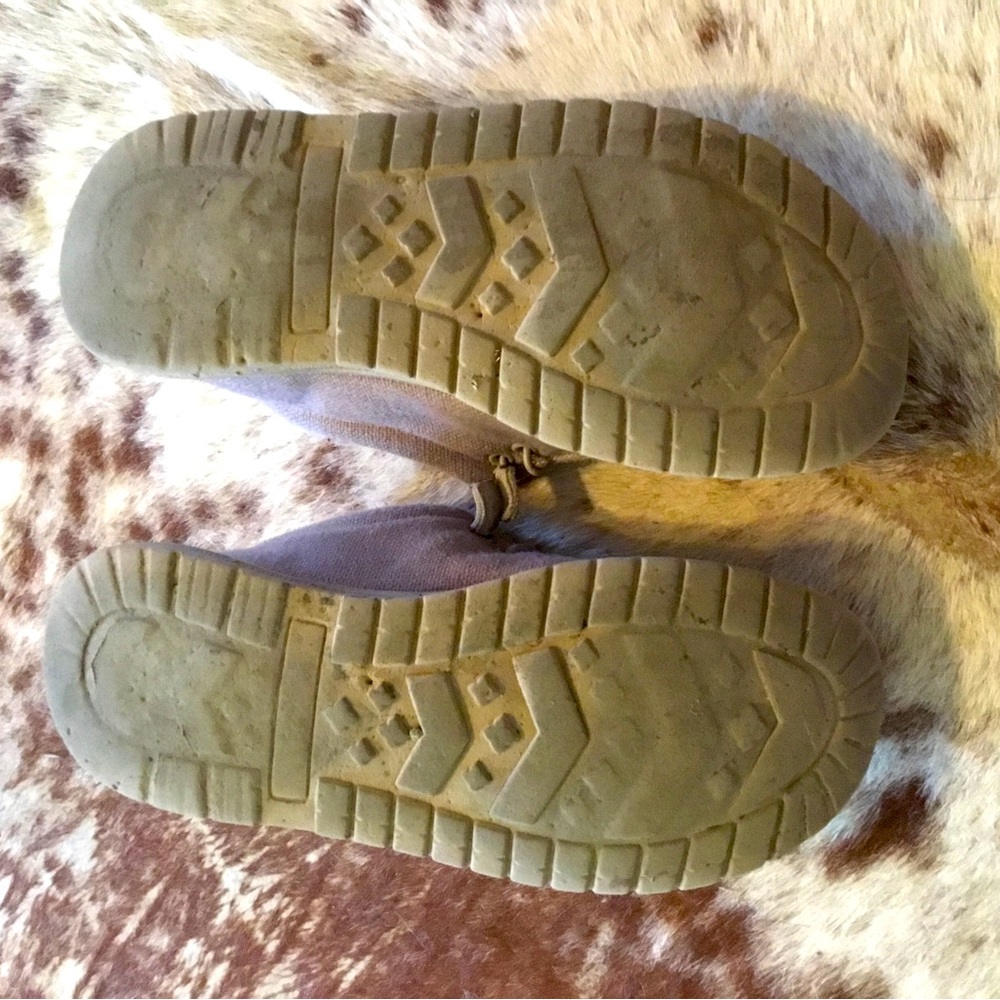 Women’s size 8 or men’s size 6 shoes.  Similar to Heydudes but more comfortable. - Picture 3 of 5